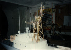 Der Mast und das Waffenleitradar entstehen
