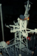 Der Mast mit Luftraumberwachungsradar